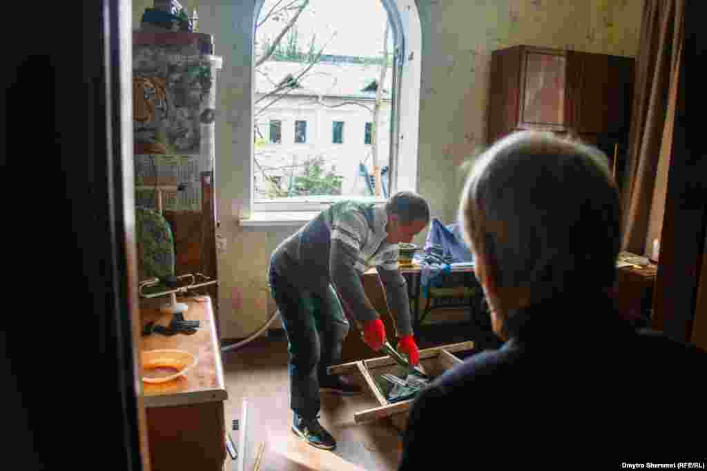 Жителі багатоповерхових будинків прибирають свої помешкання після нічних вибухів