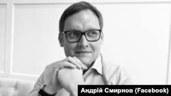 У Офісі президента України Андрій Смирнов із 2019 року. До широкомасштабної війни він займався питаннями судочинства, а після її початку суміщає це з роботою над розробкою механізмів для покарання РФ за воєнні злочини