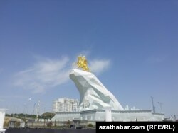 Berdimuhamedowyň Aşgabatdaky ilkinji altyn çaýylan heýkeli. Arhiwden alnan surat