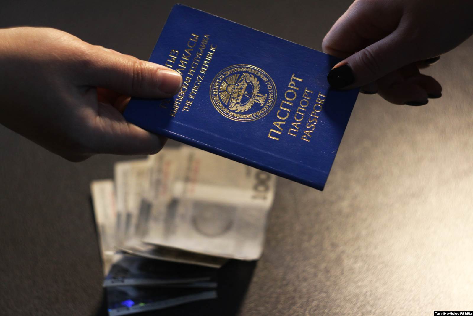 Проблему доступности кыргызских паспортов постоянно обсуждают в парламенте и правительстве, но воз и ныне там.
