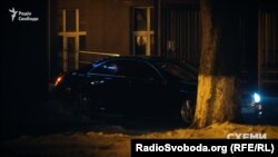 «Мерседес» із депутатом від «Народного фронту» Сергієм Пашинським виїжджає з території ГПУ. 31 січня 2017 року