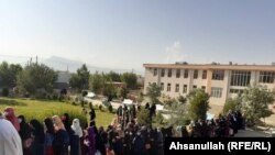 با آنکه دختران زیادی در آزمون راه یابی به پوهنتون ها اشتراک کرده بودند٬ اما گزارش شده است که هیچ یک از دختران در میان ده برندهٔ نمرات عالی کانکور نیستند