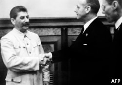 Генеральний секретар ЦК ВКП(б) Йосип Сталін потискає руку міністру закордонних справ нацистської Німеччини Йоахіму фон Ріббентропу після підписання пакту Молотова-Ріббентропа. Москва, 23 серпня 1939 року