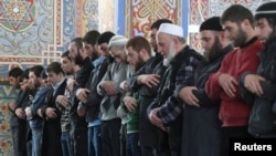 Мусульмане молятся после завершения курса религиозного обучения в мечети города Владикавказа.