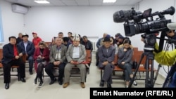 Өмүрбек Текебаевдин сотуна катышуу үчүн келгендер. 1-октябрь, 2019-жыл.