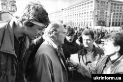 Эл депутаты, академик Игорь Юхновский (солдон экинчи) саясий ачкачылыкка чыккан студенттер менен жолугушууда. Киев. 1990-жылдын октябрынын башы.