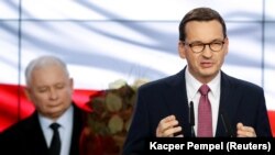 Прем’єр-міністр Польщі Матеуш Маровецький виступає поруч із лідером правлячої партії Польщі «Право і справедливість» (PiS) Ярославом Качинським після оголошення результатів екзит-полу у Варшаві, 13 жовтня 2019 р.