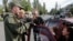 Вооруженные сепаратисты говорят с местными жителями в пригороде Донецка. 19 августа 2014 года