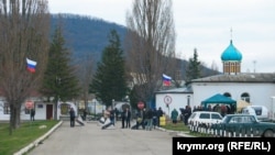 Проросійські активісти біля КПП Перевальненської бригади. 6 березня 2014 року