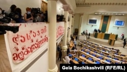 Працівники медіа вивісили на балконі пресложі два банери з написами «Покарайте всіх винних!» і «Візьміть політичну відповідальність»