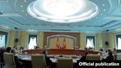 Кара-Кыргыз автоном облусунун түзүлгөндүгүнүн 90 жылдыгына  байланыштуу президент Алмазбек Атамбаев менен Тарых илимдерин өнүктүрүү комиссиясынын өкүлдөрүнүн жолугушуусу. 14-октябрь 2014-ж.