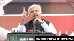 اعلا وزیر محمود خان د جنورۍ پر ۱۵مه نېټه پر ټويټر ليکلي چې د عمران خان په امر د صوبايي‌ اسمبلۍ ماتولو سپارښتنه کوي. (انځور: ارشیف)