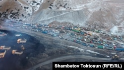 Кара-Кече көмүр кениндеги узун кезек. Ноябрь, 2021-жыл.