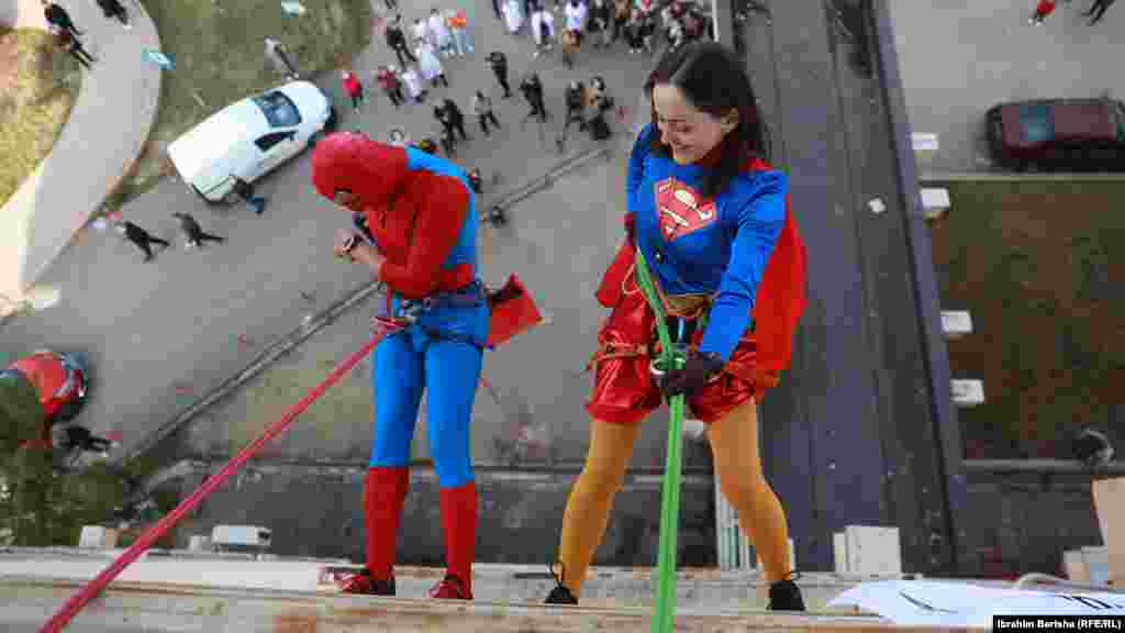 Алпинистите со јажиња се спуштаат на Клиниката за детски болести во Приштина.