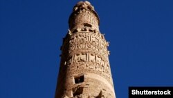 در قسمت نگهداری منار جام و کتیبه‌های آن کار‌های عملی صورت گیرد.