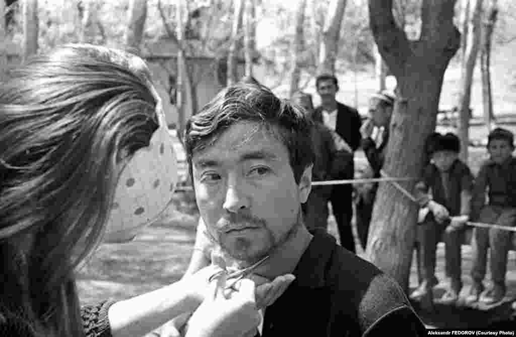 Геннадий Базаровдун &quot;Буктурма&quot; тасмасын тартуу учуру. 1968-жыл. Режиссер 1968-жылы өз алдынча &quot;Буктурма&quot; (сценарийдин авторлору Х.Булатов, Дегальцев, А.Шаршенова) көркөм тасмасын тарткан. Ошол жылы&nbsp;Мурза Гапаровдун&nbsp;сценарийи менен &quot;Көчө&quot; толук метраждуу тасмасын тартып, көпчүлүктүн назарына түшөт.