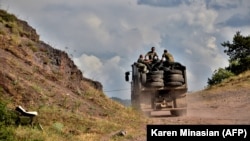 Вірменські військові везуть шини для укріплення своїх позицій поблизу села Мовсес, Нагірний Карабах, Азербайджан, 15 липня 2020 року