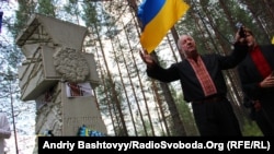 Український козацький хрест у лісовому урочищі «Сандармох» (Карелія, Росія), де органи НКВС СРСР здійснювали масові страти цивільного населення, 5 серпня 2012 року. Сандармох став місцем розстрілу соловецького тюремного етапу 1937 року, в якому перебували відомі українські діячі культури, науки, військовики, технічна інтелігенція, священики 