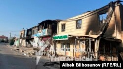 
В ходе приграничного конфликта практически полностью сгорел рынок «Достук» в селе Интернационал Лейлекского района Баткенской области КР.