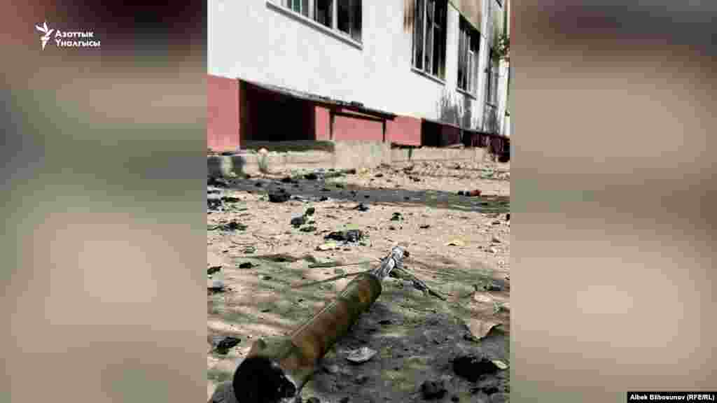 Б. Хожаев атындагы орто мектептин короосуна түшкөн жардыргыч зат.&nbsp;Баткен районунун Ак-Сай айылы