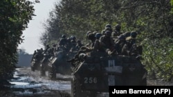 Soldați ucraineni pe transportoare de luptă pentru trupele de infanterie în Novoselivka, la 17 septembrie 2022