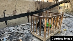 Кыргызстан. Баткен облусу, Баткен району. Миң-Өрүк айылындагы Шарип аттуу жарандын үйү кыргыз-тажик чек арасындагы аткылоодон кийин. Сүрөт 19-сентябрда тартылган жана журналист Ыдырыс Исаковго таандык.  