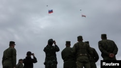 Бесьпілётнікі з расійскім і беларускім сьцягамі на палігоне пад Барысавам падчас сумесных расейска-беларускіх вайсковых вучэньняў «Захад-2025», 15 верасьня 2025