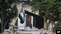 د مې پر اوومه پاکستان په مريدکې سيمه کې د هند تر بريد وروسته په ويجاړه شوې ودانۍ کې يو شخصي ساتونکی روان دی.