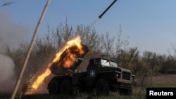 Ілюстраційне фото. Українські війська ведуть вогонь із системи «Град» поблизу Покровська, квітень 2025 ро