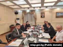 Кыргызстандын Бакыт Дарманкул уулу баштаган жана Орусиянын Кирилл Адзинов баштаган делегацияларынын жолугушуус. Москва, Орусия. 17-июль, 2025-жыл.