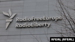 Суддя вважає, що дозвіл USAGM продовжувати свої дії до судового слухання щодо фінансування RFE/RL завдасть «непоправної шкоди» мовнику, а видача припису відповідає суспільним інтересам