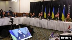 تصویر آرشیف: وزرای دفاع کشور های عضو ناتو در حال شنیدن بیانیه رئیس جمهور زلینسکی و بحث در مورد چگونه گی کمک های ناتو به اوکراین 