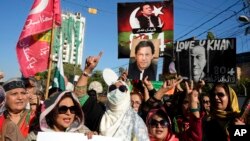 عمران خان از اگست ۲۰۱۸ تا اپریل ۲۰۲۲ به عنوان نخست‌وزیر پاکستان خدمت کرد. او پیش از ورود به عرصۀ سیاست، یکی از معروف‌ترین کریکت‌بازان پاکستان بود. پس از صدور حکم بازداشت برای عمران خان هوادارن او دست به تجمعات اعتراض آمیز زده بودند.