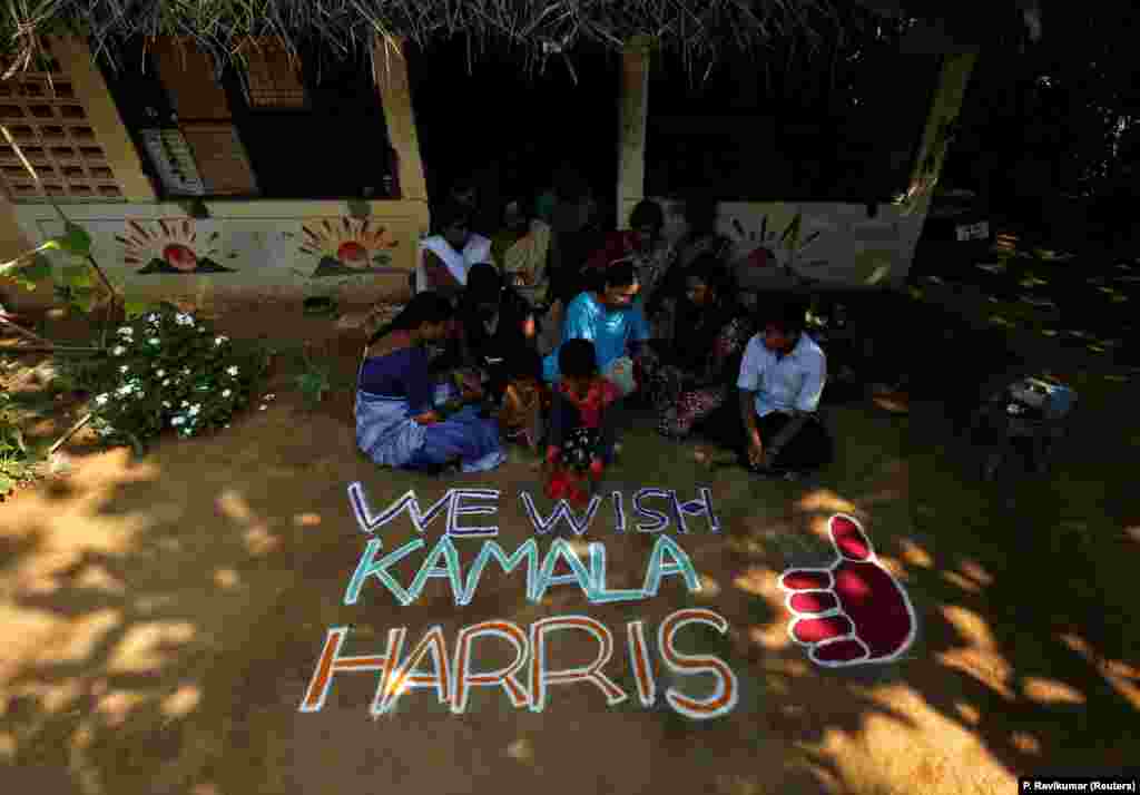 У Паїнґанаду жінки й діти написали на землі послання для кандидатки Гарріс &laquo;Бажаємо Камалі Гарріс&raquo; і намалювали як побажання великий &laquo;палець угору&raquo;