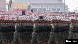 Қытай сарбаздары әскери парадта шерулетіп барады.