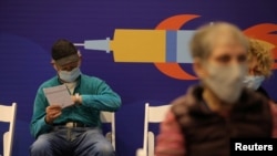 În multe state, planul inițial de a vaccina populația cu a doua doză de vaccin la 2-3 săptămâni de la prima doză a fost dat peste cap de creșterea cazurilor de Covid-19 și de stocurile limitate. 