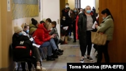 За многумина, исплатата од 10.000 рубли би помогнала да се покријат нивните основни потреби додека чекаат документација за пристап до услугите и вработувањето.