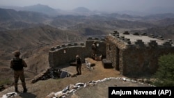 نیرو های پاکستانی در یک پوسته نزدیک به مرز افغانستان 