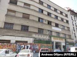 Pe strada Academiei, de pe fostul Hotel Muntenia au dispărut bulinele roșii.