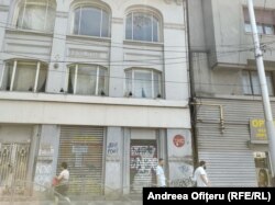 Pe strada Bărăției din Capitală sunt multe clădiri aflate în risc de prăbușire în cazul unui cutremur puternic.