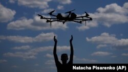  За словами міністра цифрової трансформації Михайла Федорова, зараз у межах проєкту «Армія дронів» 40 безпілотників українського виробництва мають допуск до експлуатації