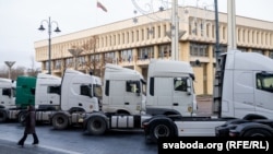 Вантажіки на тлі парламенту Литви, Вільнюс, 10 грудня 2025 року