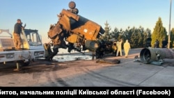 Залишки російського гелікоптера, які дістали з Київського водосховища 3 червня 2022 року