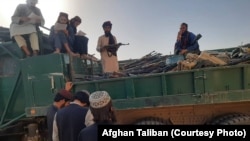 مقداری از اسلحه مربوط اردوی سابق افغانستان از سوی ایران به طالبان تحویل داده شد.