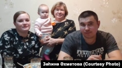 Соңгы күрешү. Фотода: Фидәрис Әхмәтов, хатыны, әнисе һәм апасының кызы, гыйнвар 2022