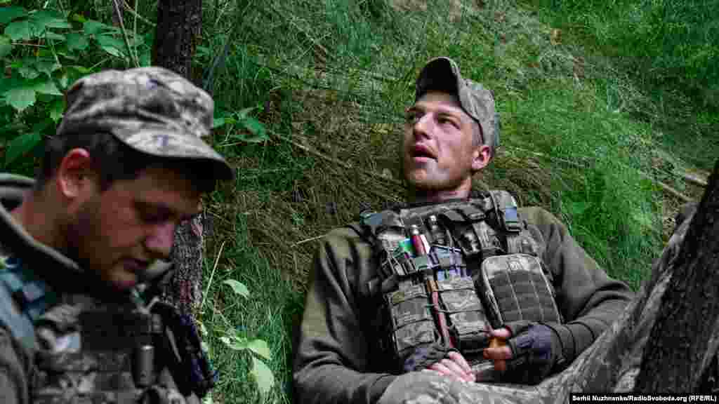 Боєць ЗСУ &laquo;слухає небо&raquo;, намагаючись почути звуки можливого наближення ворожих БпЛА&nbsp;