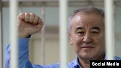 Өмүрбек Текебаевдин саясий жолу