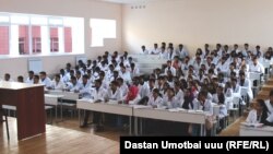 Студенты-медики одного из вузов города Оша, иллюстративное фото.