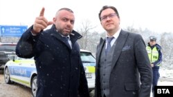 Вътрешният министър Даниел Митов (вдясно) се запознава с проблемен участък от пътя Варна - Добрич. Вляво е шефът на местната полиция Андрей Ангелов, 7 април 2025 г.