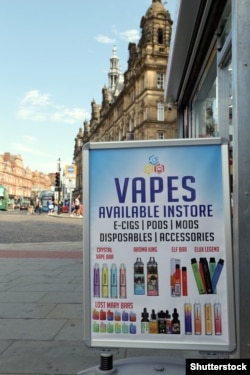 Рекламний банер у Лідсі на одноразові вейпи до заборони цих пристроїв у Великій Британії